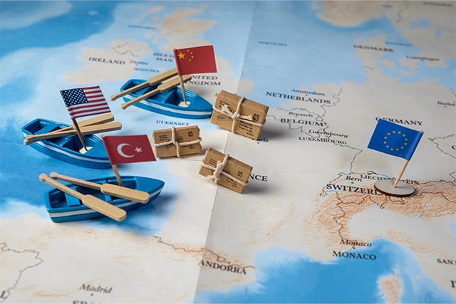 Kleine Fahnen, Pakete und Fahrzeugmodelle auf einer Europakarte